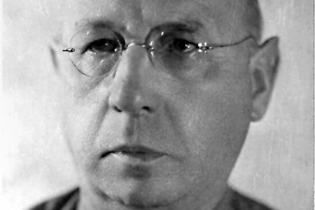 You can see Hermann Louis Brill. He is half bald and wears glasses. He wears a Hemb with a tie. He looks seriously into the camera.