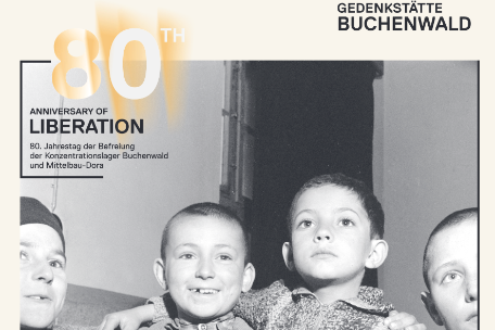 Grafik der Gedenkstätte Buchenwald zum „80th Anniversary of Liberation“. Links steht groß „80th Anniversary of Liberation“ sowie der Hinweis auf den 80. Jahrestag der Befreiung der Konzentrationslager Buchenwald und Mittelbau-Dora. Rechts oben ist das Logo der Gedenkstätte Buchenwald zu sehen. Im Hintergrund zeigt ein historisches Schwarz-Weiß-Foto mehrere befreite Jungen mit kurz geschorenen Haaren, die eng beieinander stehen; zwei von ihnen lächeln, ein weiterer blickt ernst nach oben.