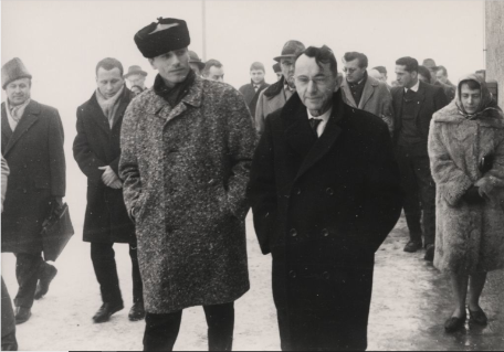 Stefan Jerzy Zweig, one of the surviving children of Buchenwald concentration camp and the main character of the novel "Naked Among Wolves," during his visit to the Buchenwald Memorial. To his right, the former prisoner and author of the book, Bruno Apitz.
