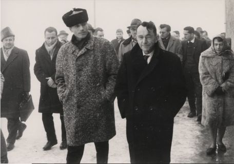 Stefan Jerzy Zweig, eines der überlebenden Kinder des Konzentrationslagers Buchenwald und Hauptfigur des Romans "Nackt unter Wölfen", während seines Besuches in der Gedenkstätte Buchenwald. Rechts neben ihm der ehemalige Häftling und Autor des Buches, Bruno Apitz