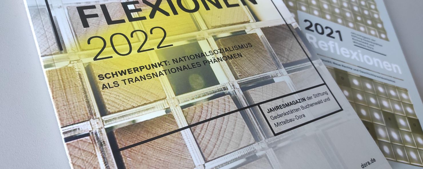 Die Ausgaben des "Relexionen"-Magazin von 2012 und 2021 auf einem Tisch. die Ausgabe von 2022 liegt teilweise über der Version von 2021