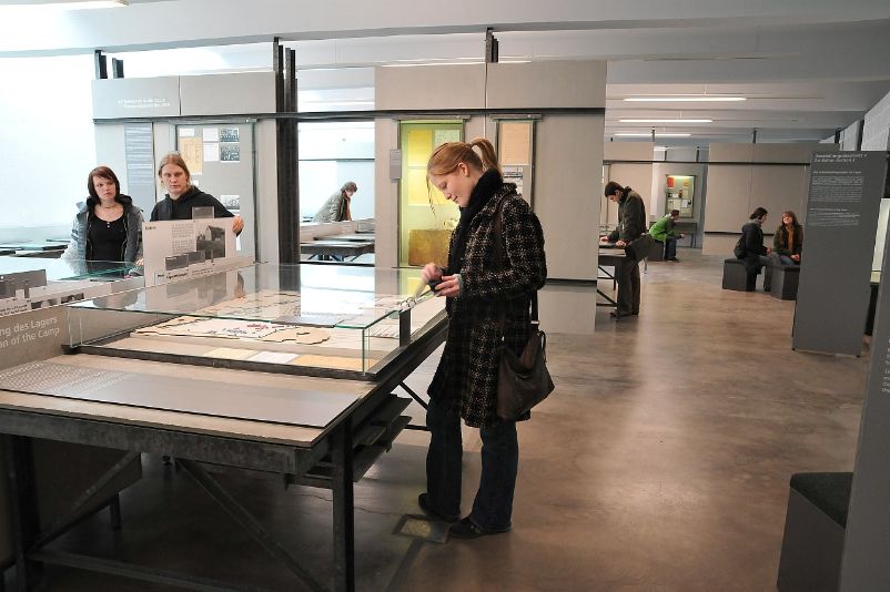 Besucher:innen zwischen den Vitrinen der Speziallagerausstellung.