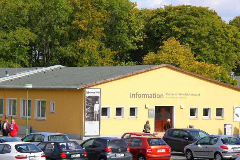 Die Besucherinformation in der Außenansicht vom Parkplatz aus.