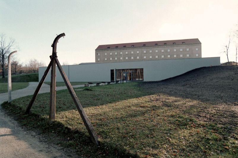Das Bild zeigt den Eingang des Ausstellungsgebäudes der Dauerausstellung zur Geschichte des Sowjetischen Speziallagers Nr. 2 auf dem Gelände der Gedenkstätte Buchenwald.