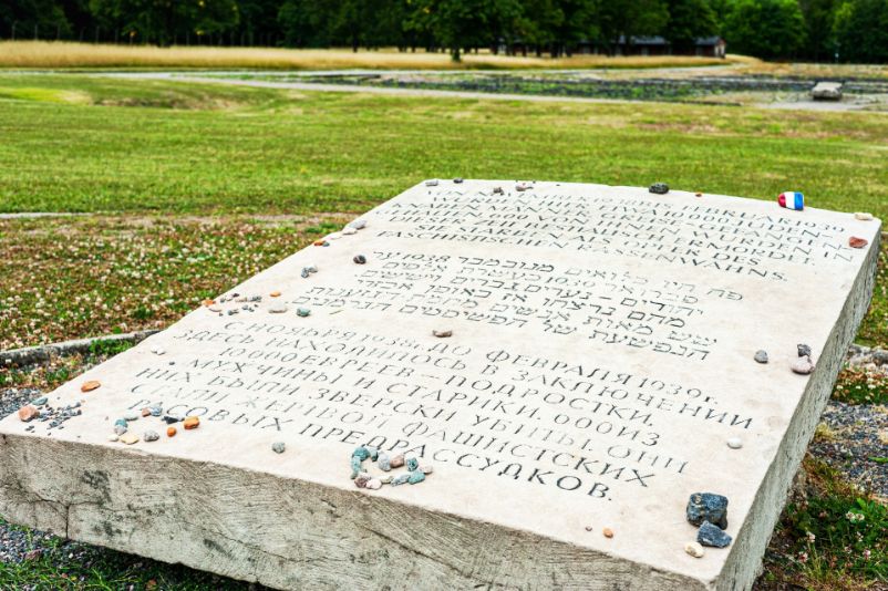 Gedenkstein mit der Gravierung: "Von November 1938 bis Februar 1939 wurden hier etwa 10000 Juden, Knaben, Männer, Greise gefangen gehalten. 600 von ihnen wurden in dieser Zeit bestialisch ermordet. Sie starben als Opfer des faschistischen Rassenwahns." in Deutsch, Hebräisch und Russisch.