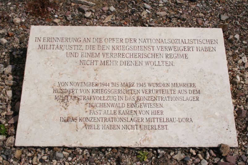 Memorial stone with the engraving: "In memory of the victims of National Socialist military justice who refused military service and no longer wanted to serve a criminal regime. From November 1944 to March 1945, several hundred convicts from the military penal system who had been sentenced by courts martial were sent to Buchenwald concentration camp. Almost all of them were sent from here to the Mittelbau-Dora concentration camp. Many did not survive."