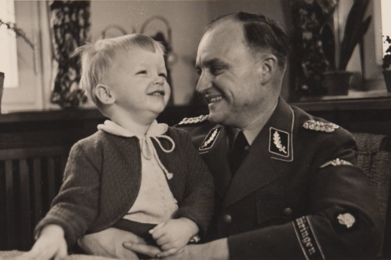 Lagerkommandant Karl Koch mit seinem Sohn Artwin auf dem Schoß