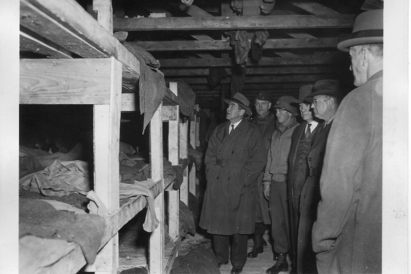 Amerikanische Kongressabgeordnete bei ihrem Besuch des befreiten Konzentrationslagers Buchenwald in einer der Häftlingsunterkünfte.