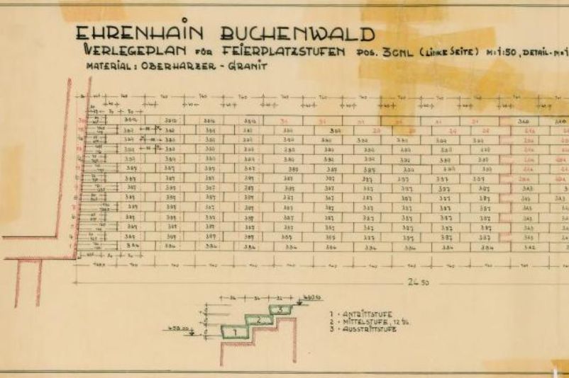 The photo shows a document titled "Ehrenhain Buchenwald Verlegeplan für Feierplatzstufen" and shows a construction drawing with numbered squares each representing a step.